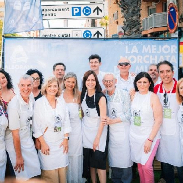 Alboraya celebra el Día de la Horchata repartiendo miles de vasos de horchata artesana y fartons