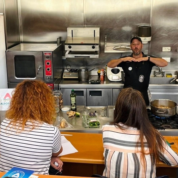 El Club de Producto Alboraya Artesanos de la Horchata promociona la horchata a la cocina con el chef Lluís Penyafort
